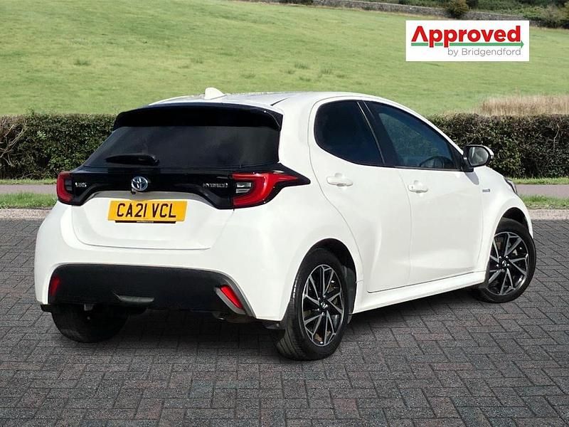 Second-hand Toyota Yaris Hybrid Design 2021 Alb Hatchback