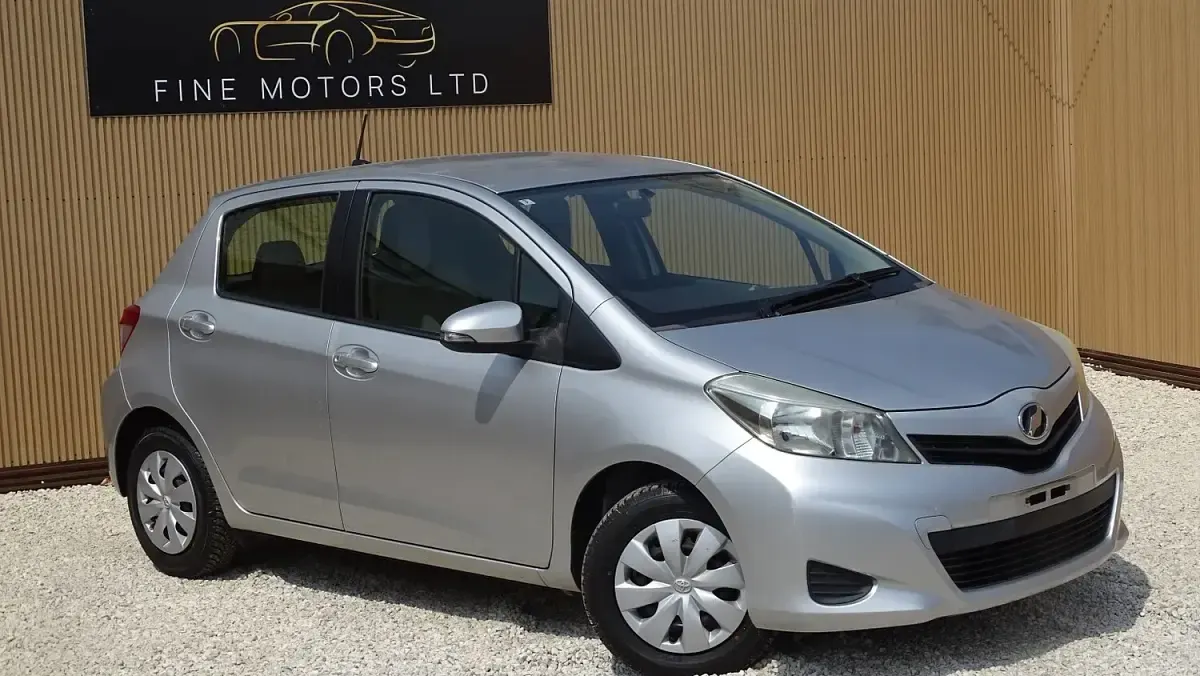 Used Toyota Yaris 99 HP (72 kW) 2012 Silver Hatchback