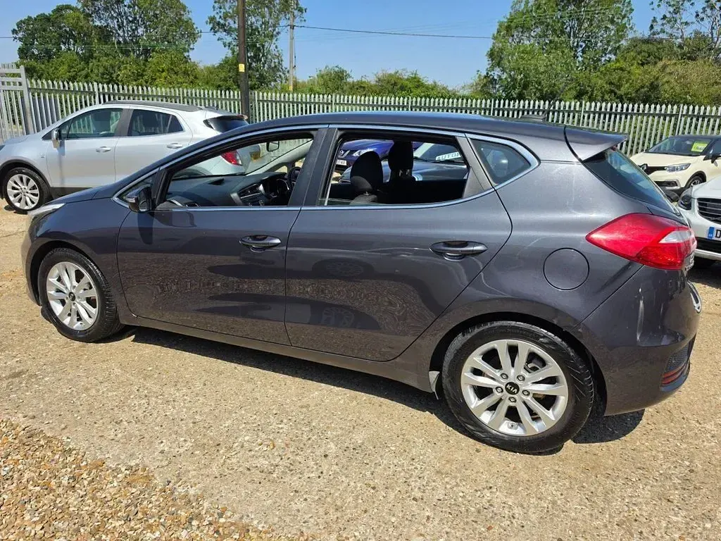 Used Kia Ceed 134 HP (98 kW) 2015 Silver Hatchback