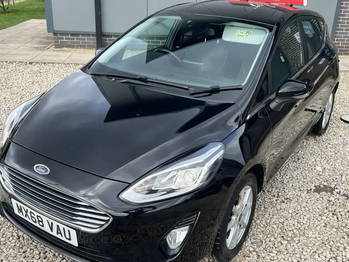 Usado Ford Fiesta Zetec 70 CV (51 kW) 2018 Negro Utilitario