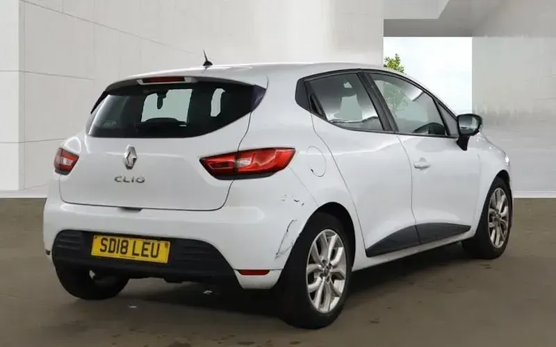 Used Renault Clio Play 90 HP (66 kW) 2018 White Hatchback