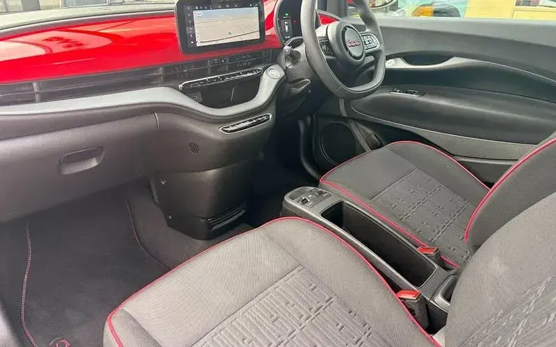 Used Fiat 500e Red 86 kW (118 HP) 2022 Black Hatchback