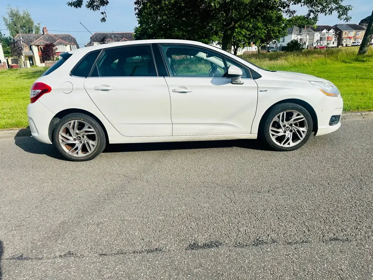Used Citroën C4 Exclusive 110 HP (80 kW) 2013 White Hatchback