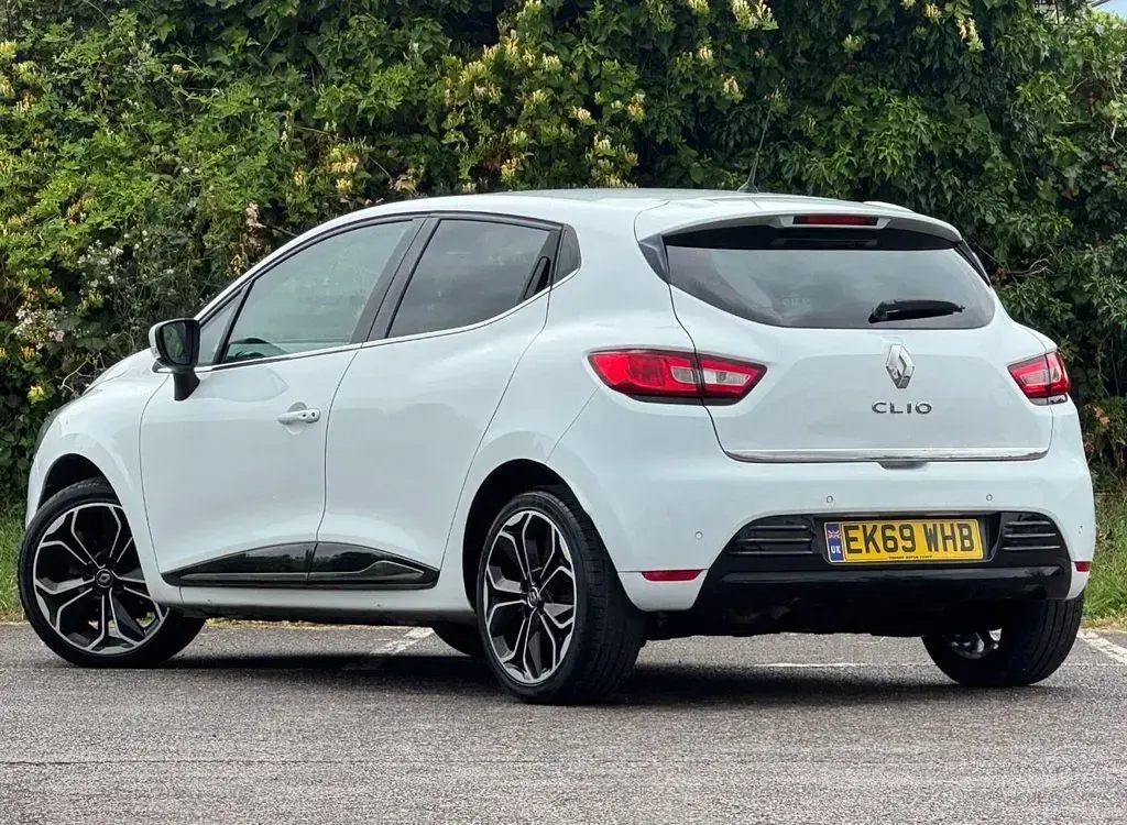 Used Renault Clio Iconic 90 HP (66 kW) 2019 White Hatchback