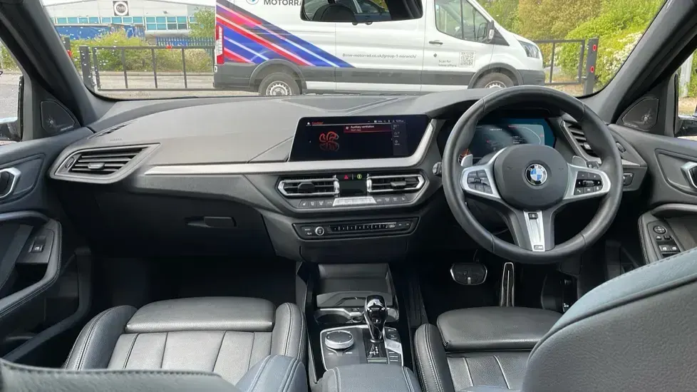 Begagnad BMW M135 Comfort Edition 302 HK (222 kW) 2023 Grå Halvkombi
