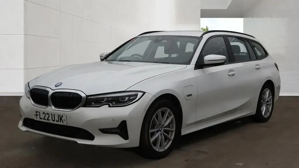 Begagnad BMW 330e Sport Line 2022 Vit Kombi