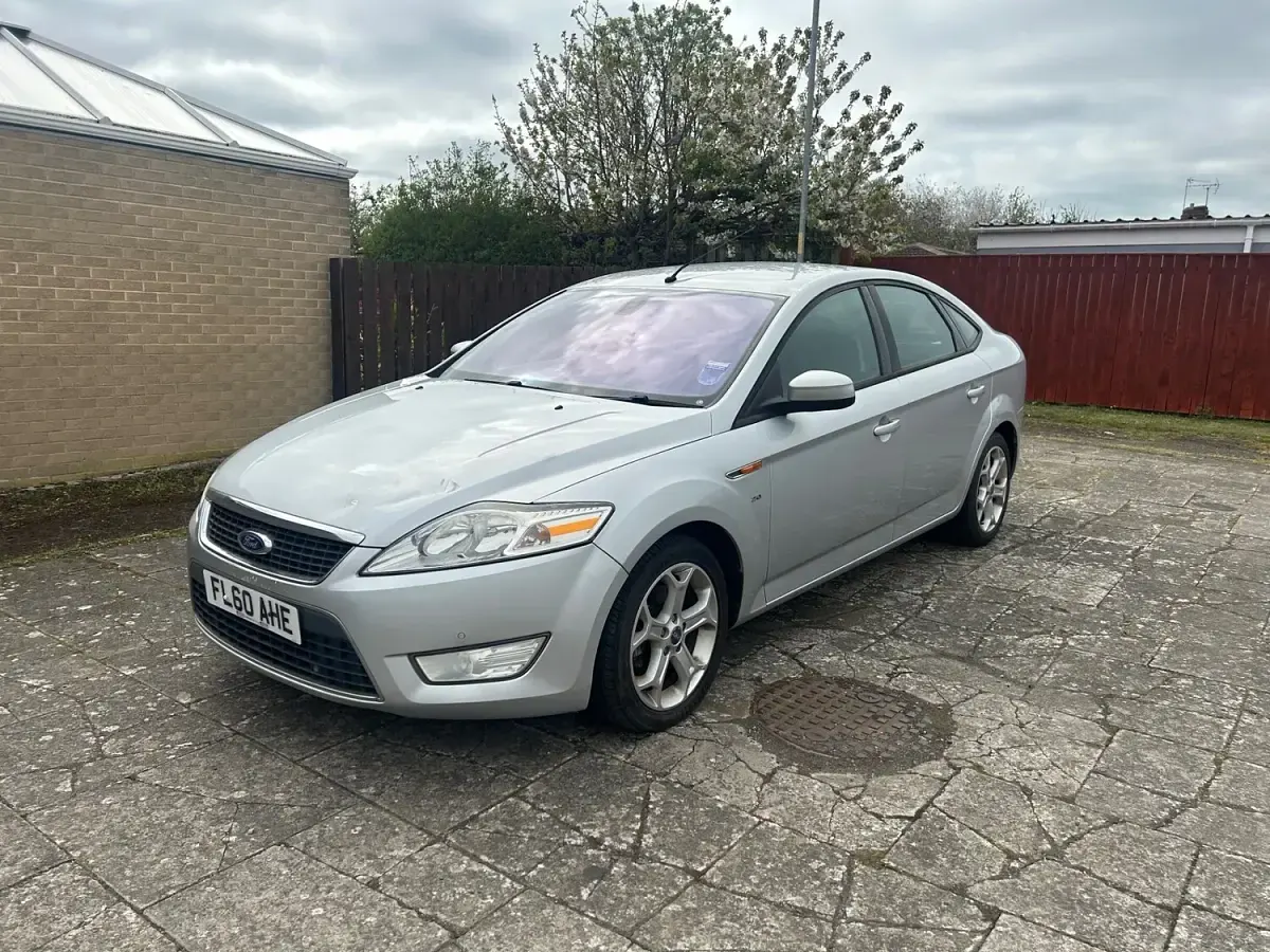 Begagnad Ford Mondeo Sport 145 HK (106 kW) 2011 Silver Halvkombi