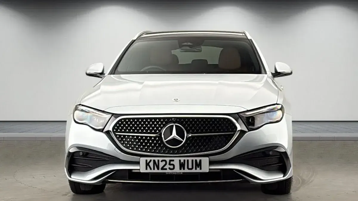 Usado Mercedes E300 AMG line 82 HP (60 kW) 2023 Prateado Carrinha