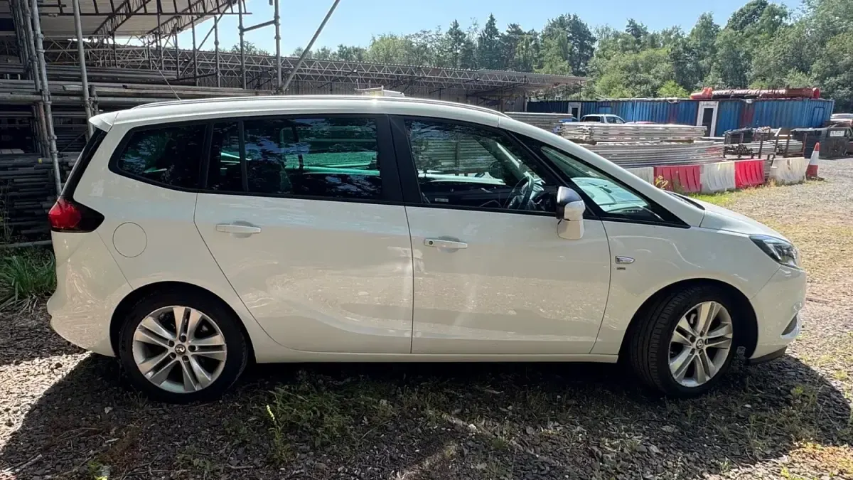 Used Vauxhall Zafira SRi 140 HP (102 kW) 2017 White MPV