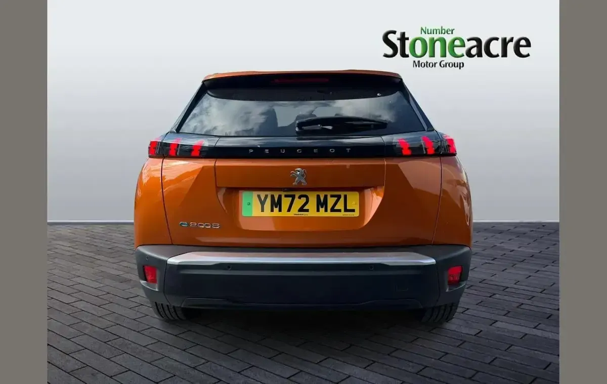 Second-hand Peugeot e-2008 Allure+ 100 kW (136 CP) 2023 Portocaliu SUV
