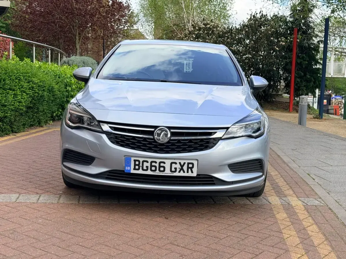 Usado Vauxhall Astra Design Edition 150 HP (110 kW) 2016 Prateado Citadino