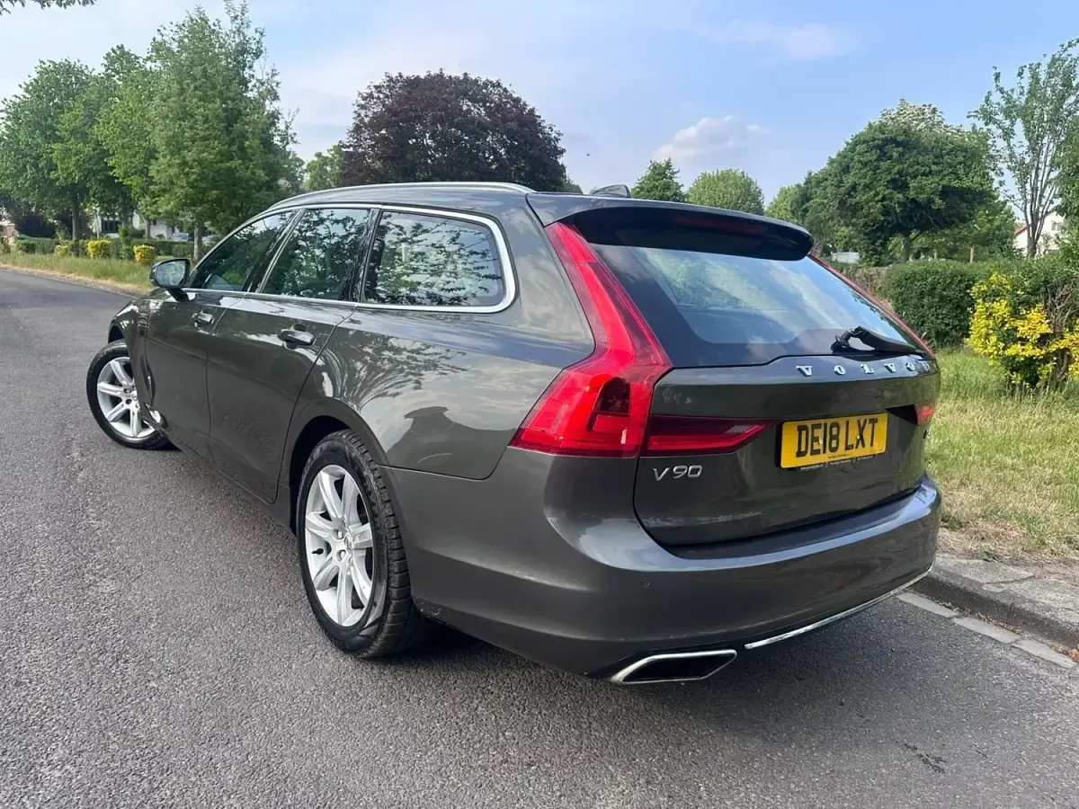 Używany Volvo V90 Momentum 2018 Szary Kombi