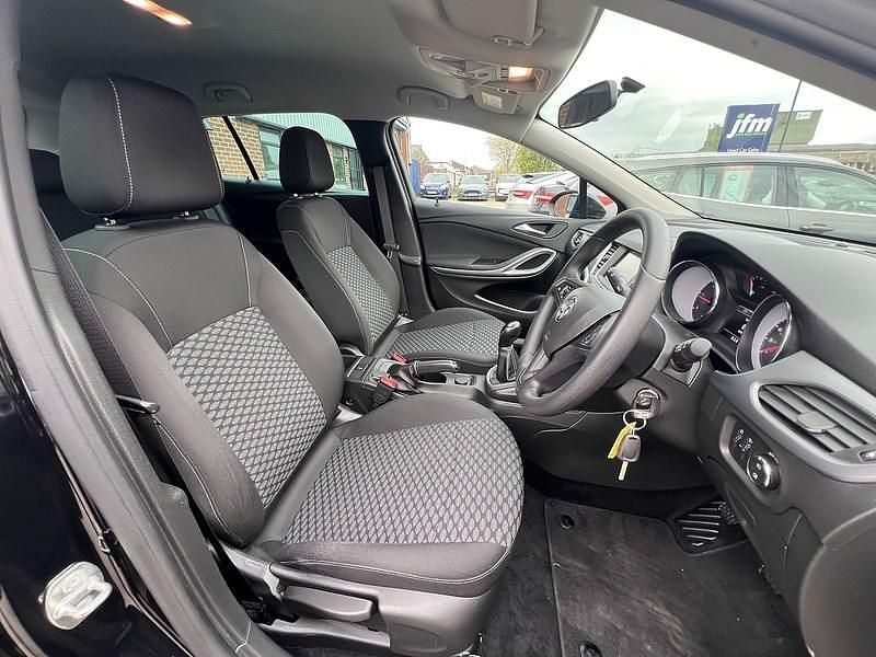 Used Vauxhall Astra Design Edition 108 HP (79 kW) 2026 Black Estate