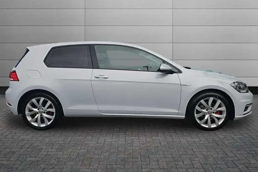 Used VW Golf VII SE 130 HP (95 kW) 2019 Pure white Hatchback