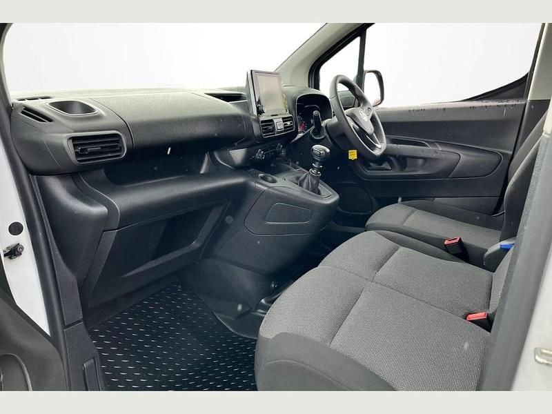 White Used 2022 Vauxhall Combo Sportive MPV | £9,499 (Fair price) - Image 1/4