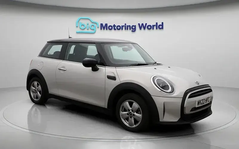 Usado Mini Cooper Classic 136 CV (100 kW) 2022 Plateado Utilitario
