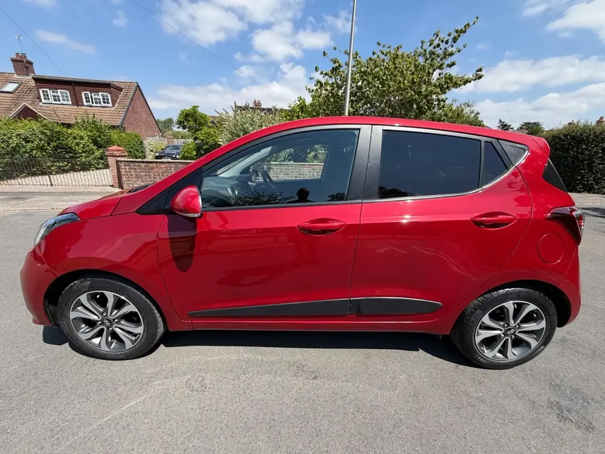 Used Hyundai i10 Premium SE 2017 Red Hatchback