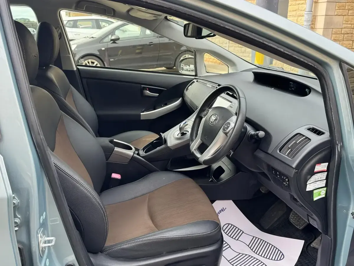 Used Toyota Prius 136 HP (100 kW) 2013 Green Hatchback