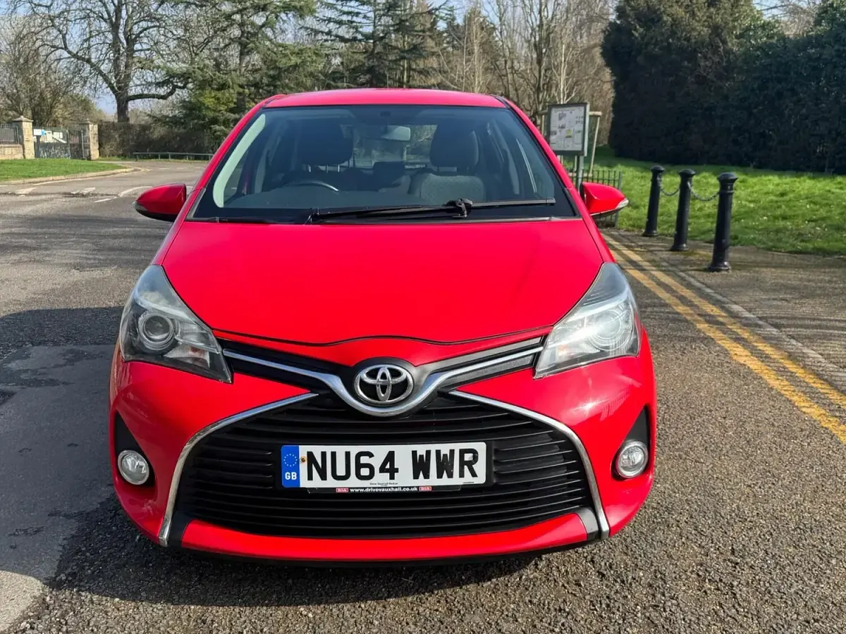 Used Toyota Yaris 99 HP (72 kW) 2014 Red Hatchback