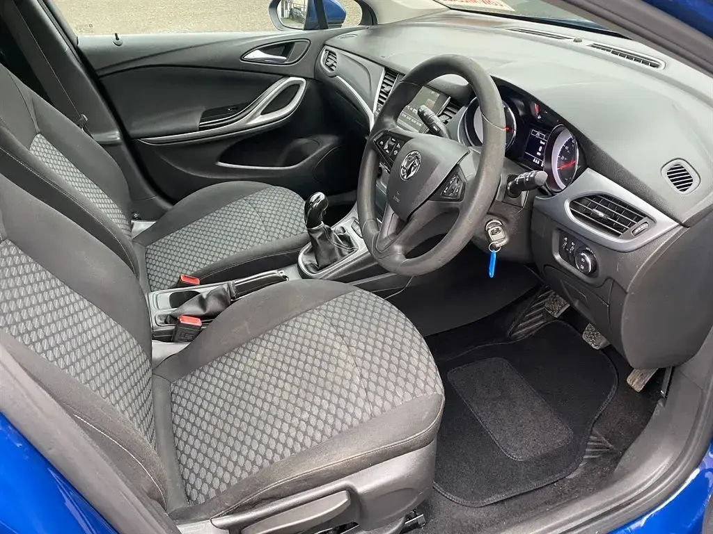 Second-hand Vauxhall Astra Design Edition 2018 Albastru Hatchback