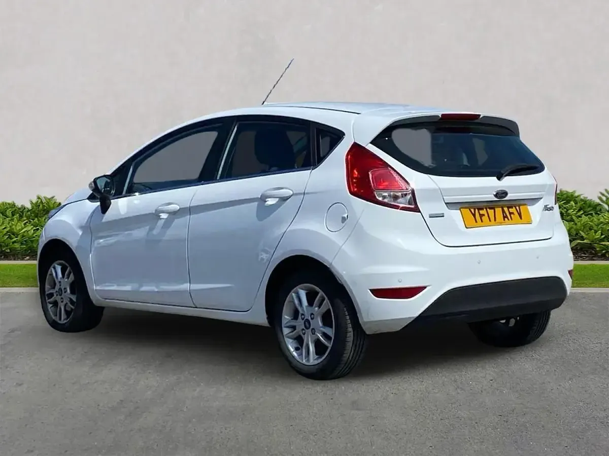 Used Ford Fiesta Zetec 100 HP (73 kW) 2017 White Hatchback