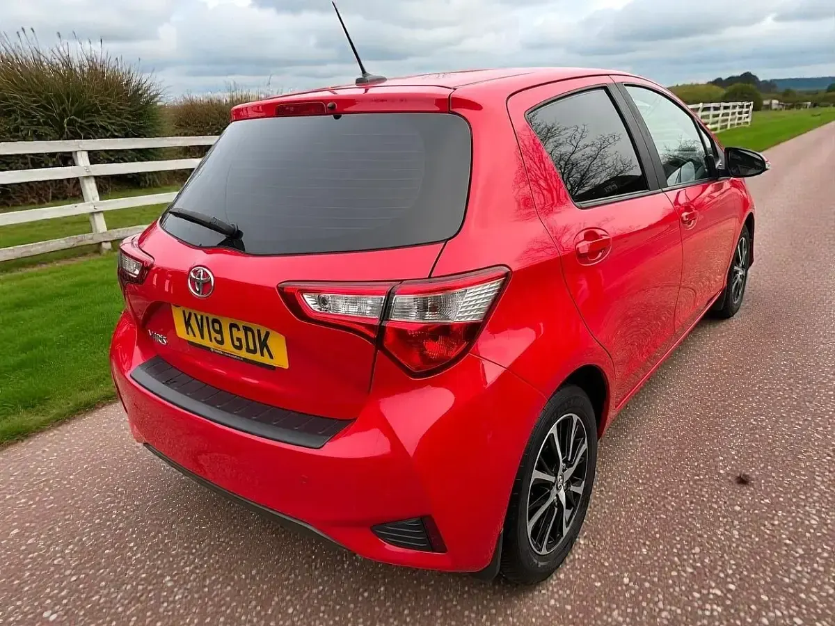 Begagnad Toyota Yaris 111 HK (81 kW) 2019 Röd Halvkombi