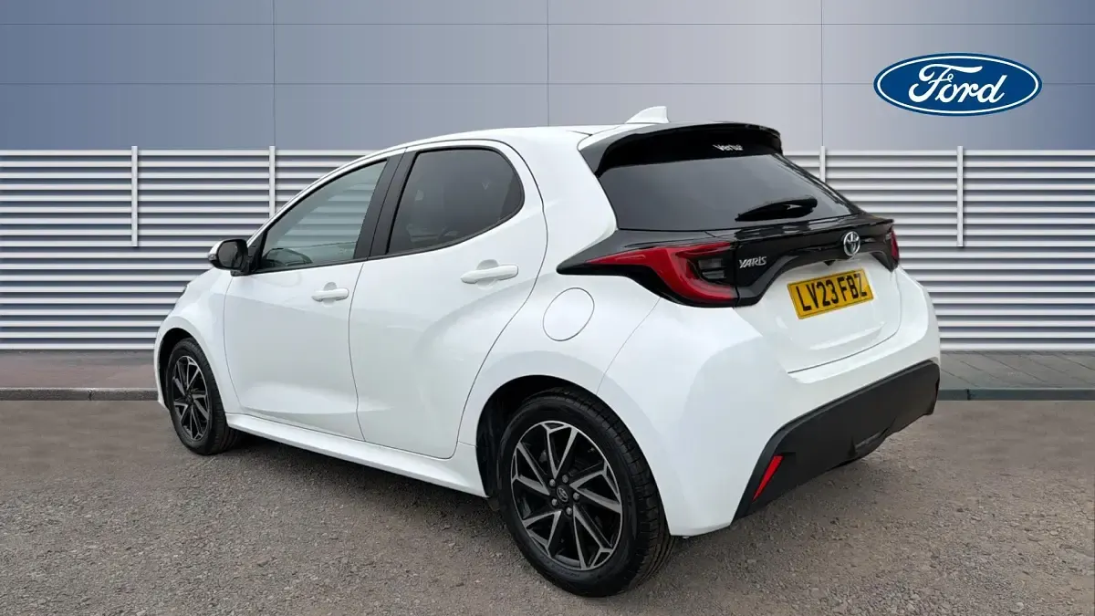 Used Toyota Yaris Design 116 HP (85 kW) 2023 White Hatchback
