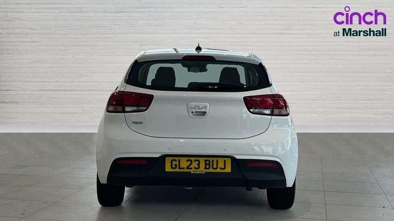 Begagnad Kia Rio 83 HK (61 kW) 2023 Vit Halvkombi