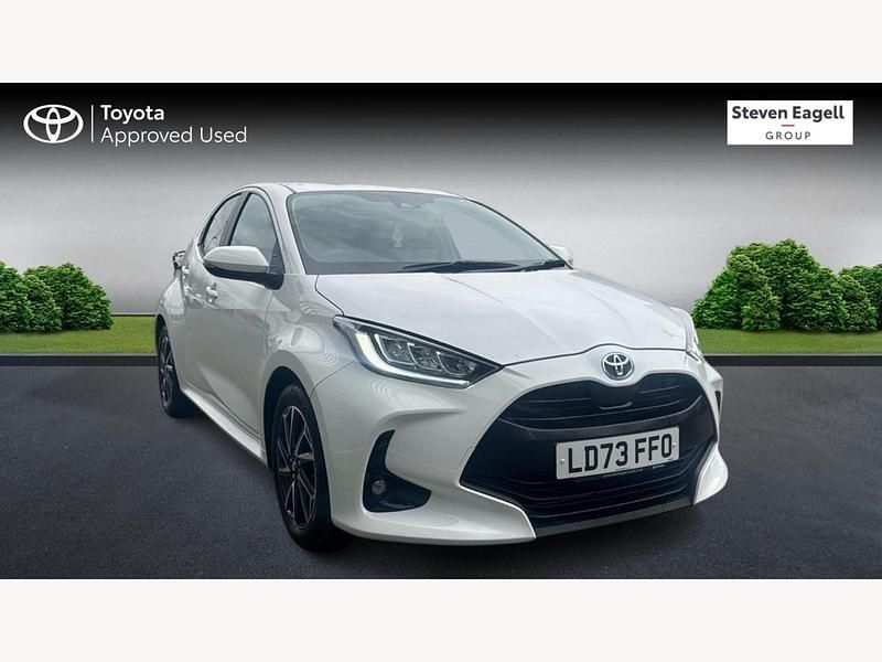 Used Toyota Yaris Hybrid Design 116 HP (85 kW) 2023 White Hatchback