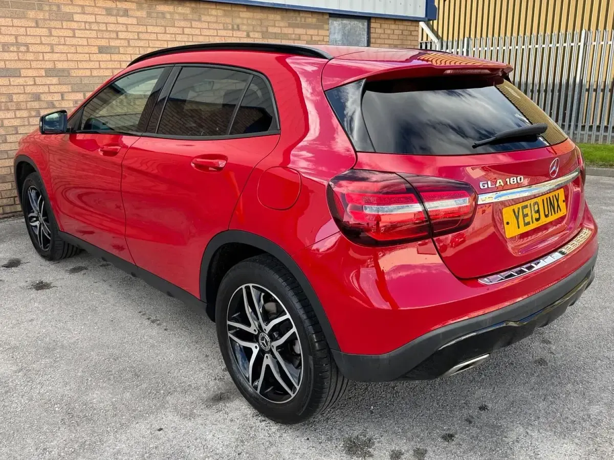 Used Mercedes GLA180 Urban 122 HP (89 kW) 2019 Red SUV