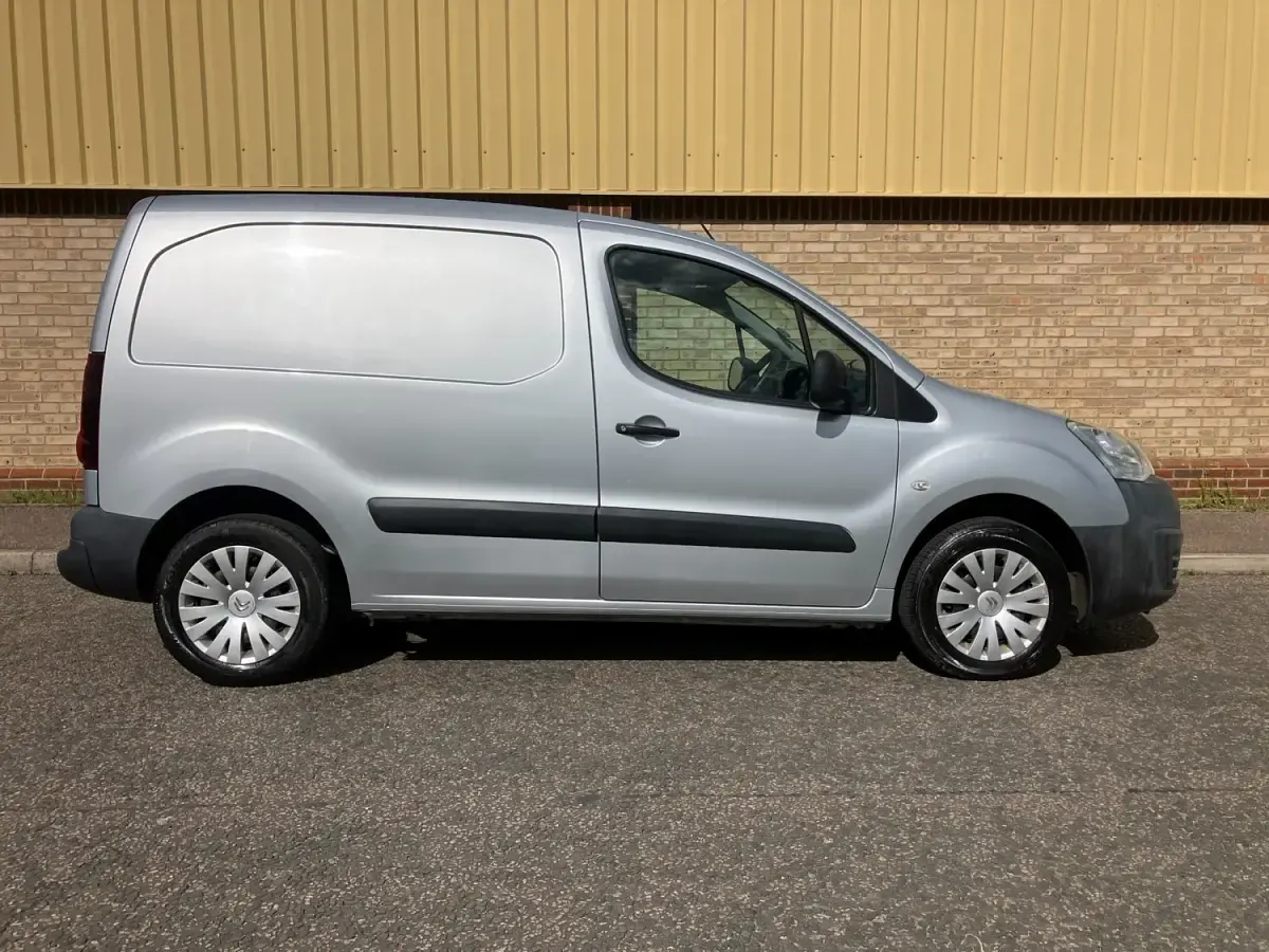 Usado Citroën Berlingo 100 CV (73 kW) 2017 Plateado Monovolumen