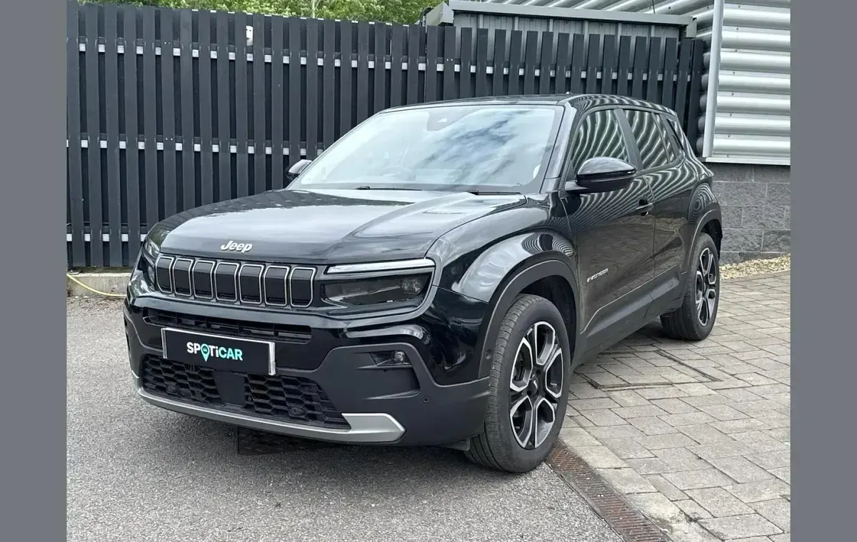 Begagnad Jeep Avenger Summit 100 HK (73 kW) 2025 Svart SUV