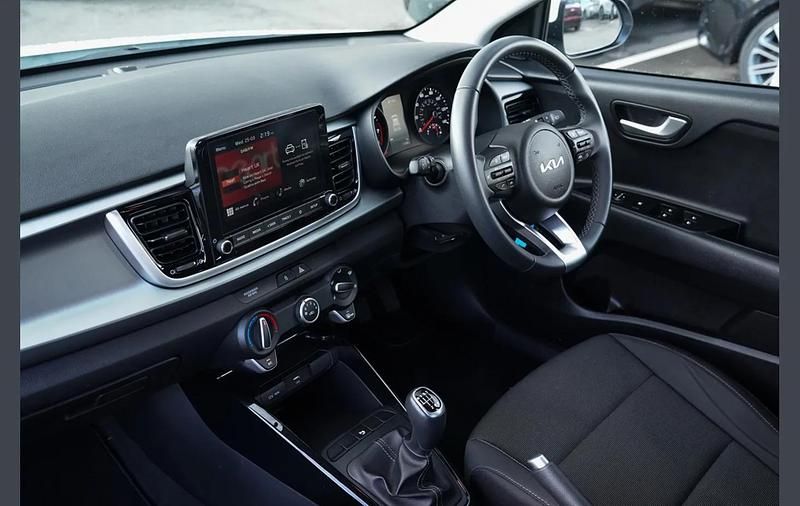 Used Kia Rio 101 HP (74 kW) 2023 White Hatchback