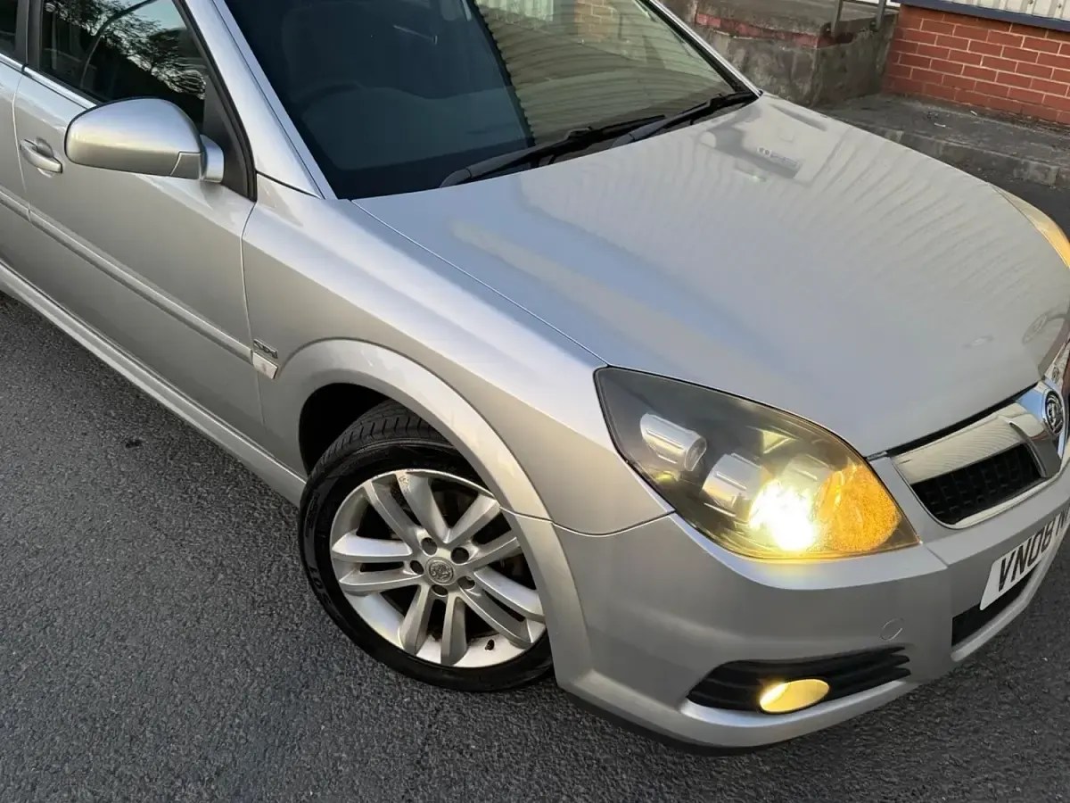Używany Vauxhall Vectra SRi 120 KM (88 kW) 2008 Srebrny Hatchback