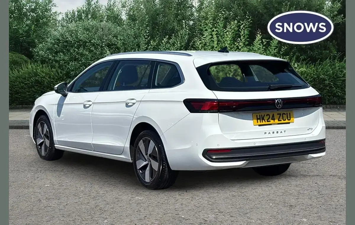 Used VW Passat Life 150 HP (110 kW) 2024 White Estate