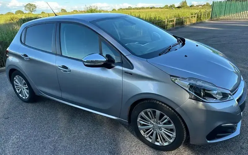Used Peugeot 208 Signature Sky 82 HP (60 kW) 2019 Hatchback