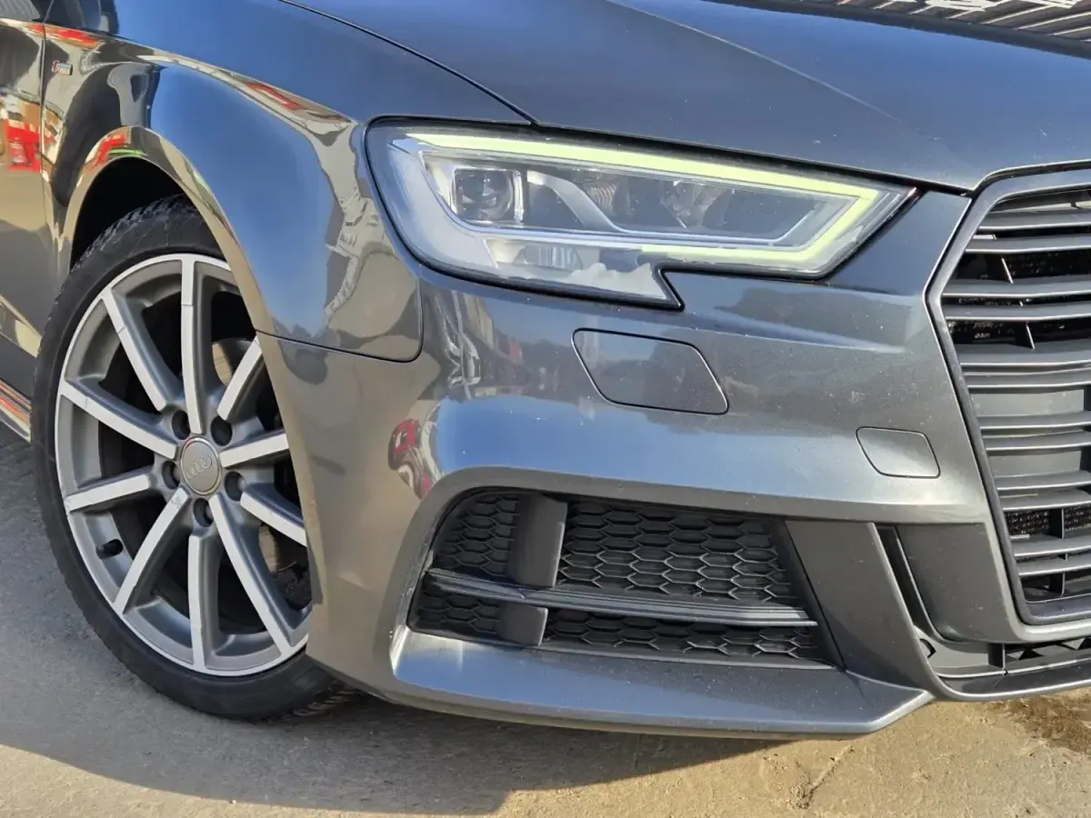 Usado Audi A3 Black Edition 150 HP (110 kW) 2017 Cinzento Citadino