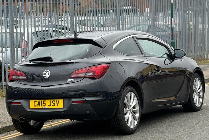 Second-hand Vauxhall Astra GTC SRi 165 CP (121 kW) 2015 Negru Hatchback
