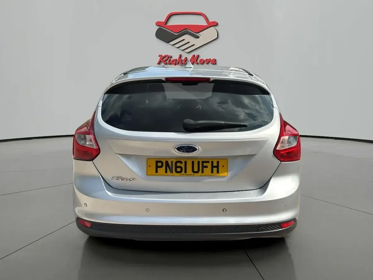 Used Ford Focus Zetec 125 HP (91 kW) 2011 Silver Hatchback