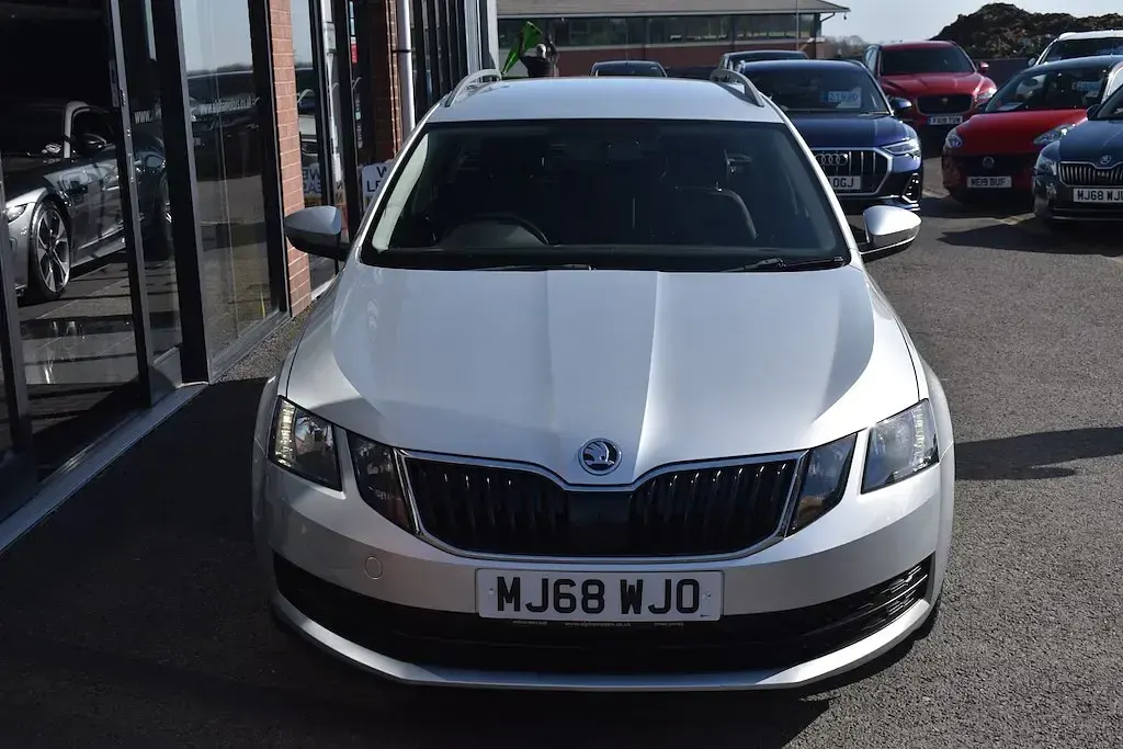 Usado Skoda Octavia 115 CV (84 kW) 2018 Plateado Familiar