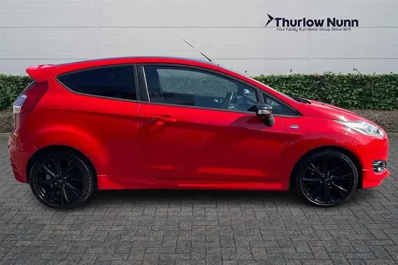 Usado Ford Fiesta ST-Line 140 HP (102 kW) 2017 Vermelho Citadino