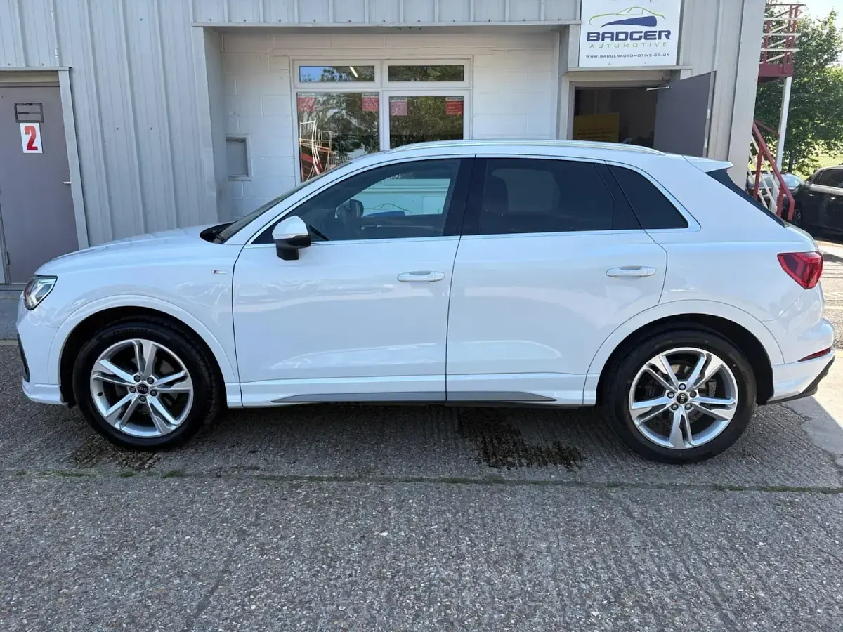Używany Audi Q3 S-Line 150 KM (110 kW) 2024 Biały SUV