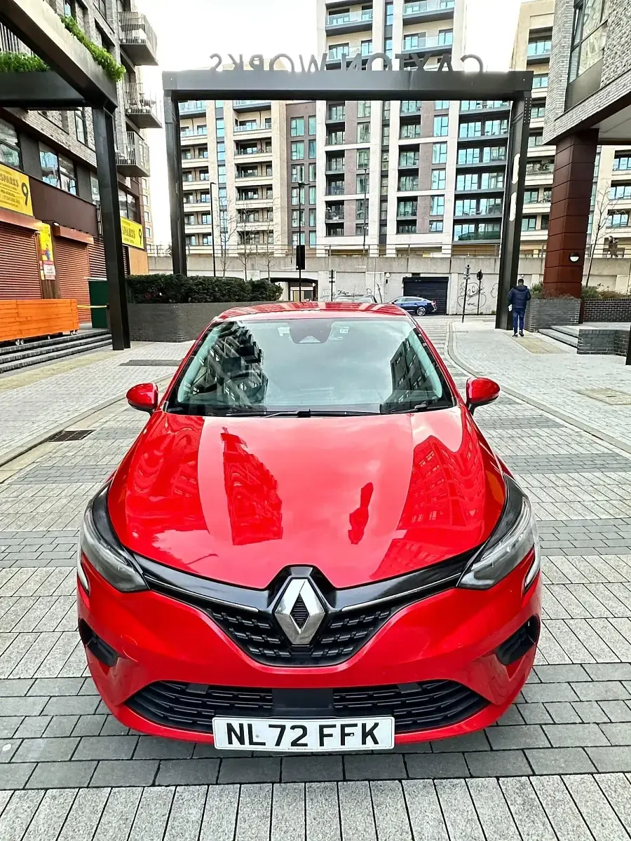 Used Renault Clio Iconic 90 HP (66 kW) 2022 Red Hatchback