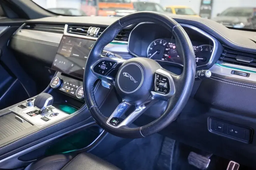Używany Jaguar F-Pace R-Dynamic 204 KM (150 kW) 2022 Czerwony SUV