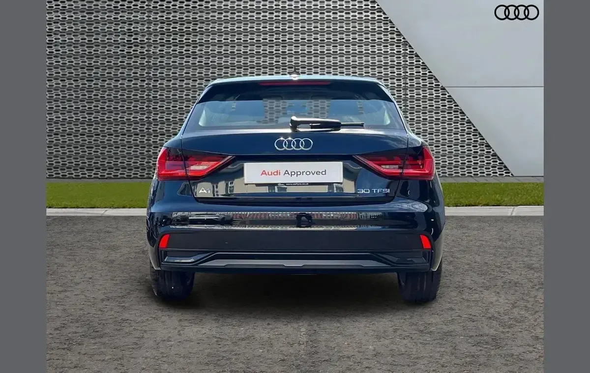Käytetty Audi A1 Sport 113 HP (83 kW) 2026 Musta Katumaasturi