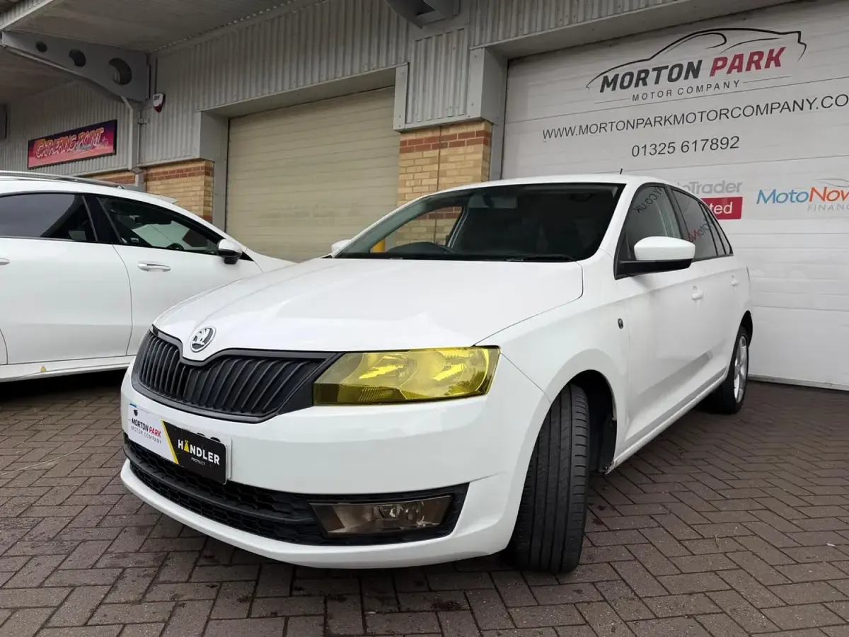 Used Skoda Rapid Elegance 90 HP (66 kW) 2014 White Hatchback