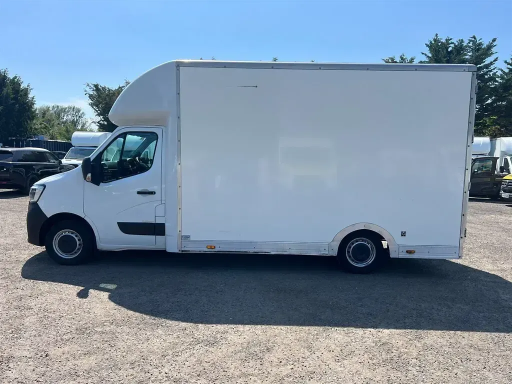 Used Renault Master Business 145 HP (106 kW) 2023 White MPV