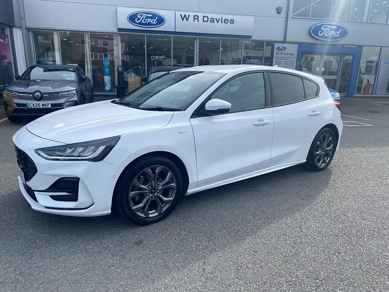Used Ford Focus ST-Line 125 HP (91 kW) 2022 Frozen white Hatchback