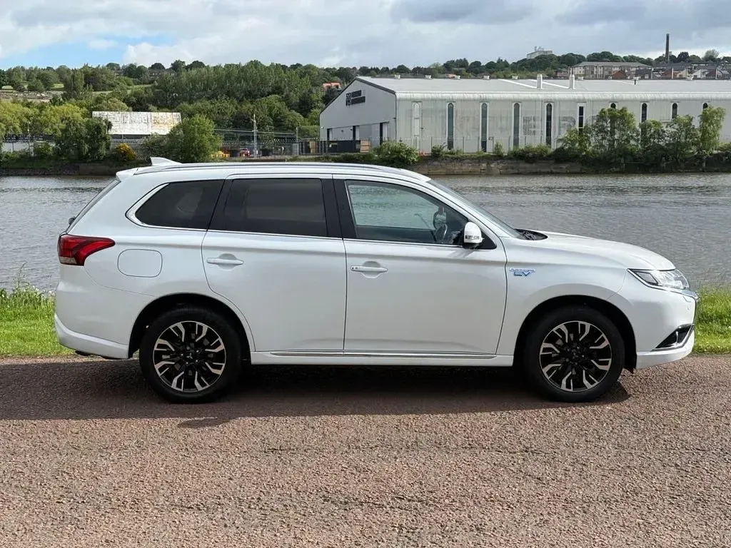 Used Mitsubishi Outlander P-HEV 200 HP (147 kW) 2015 White Estate
