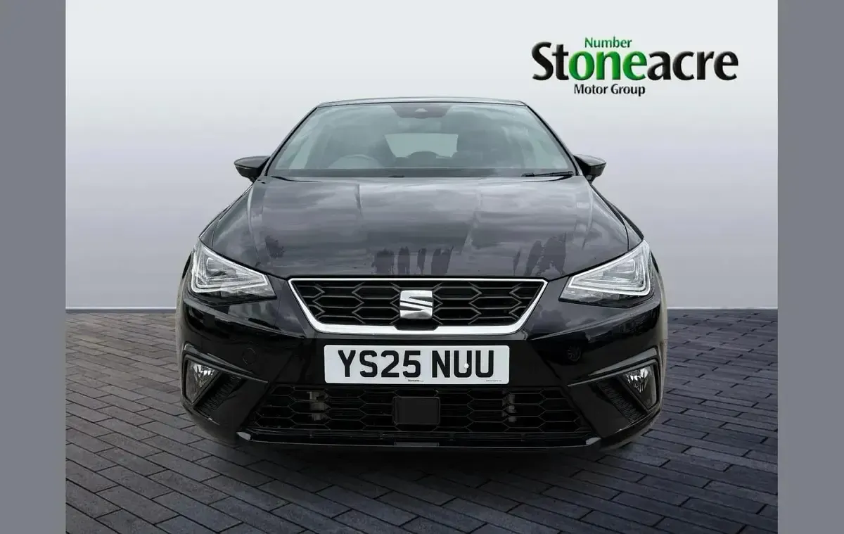 Usado Seat Ibiza FR 113 CV (83 kW) 2025 Negro Utilitario